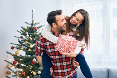 クリスマスプレゼントを彼氏(社会人付き合いたて)に選ぶ注意点！男性へあげる時に気を付けるポイント